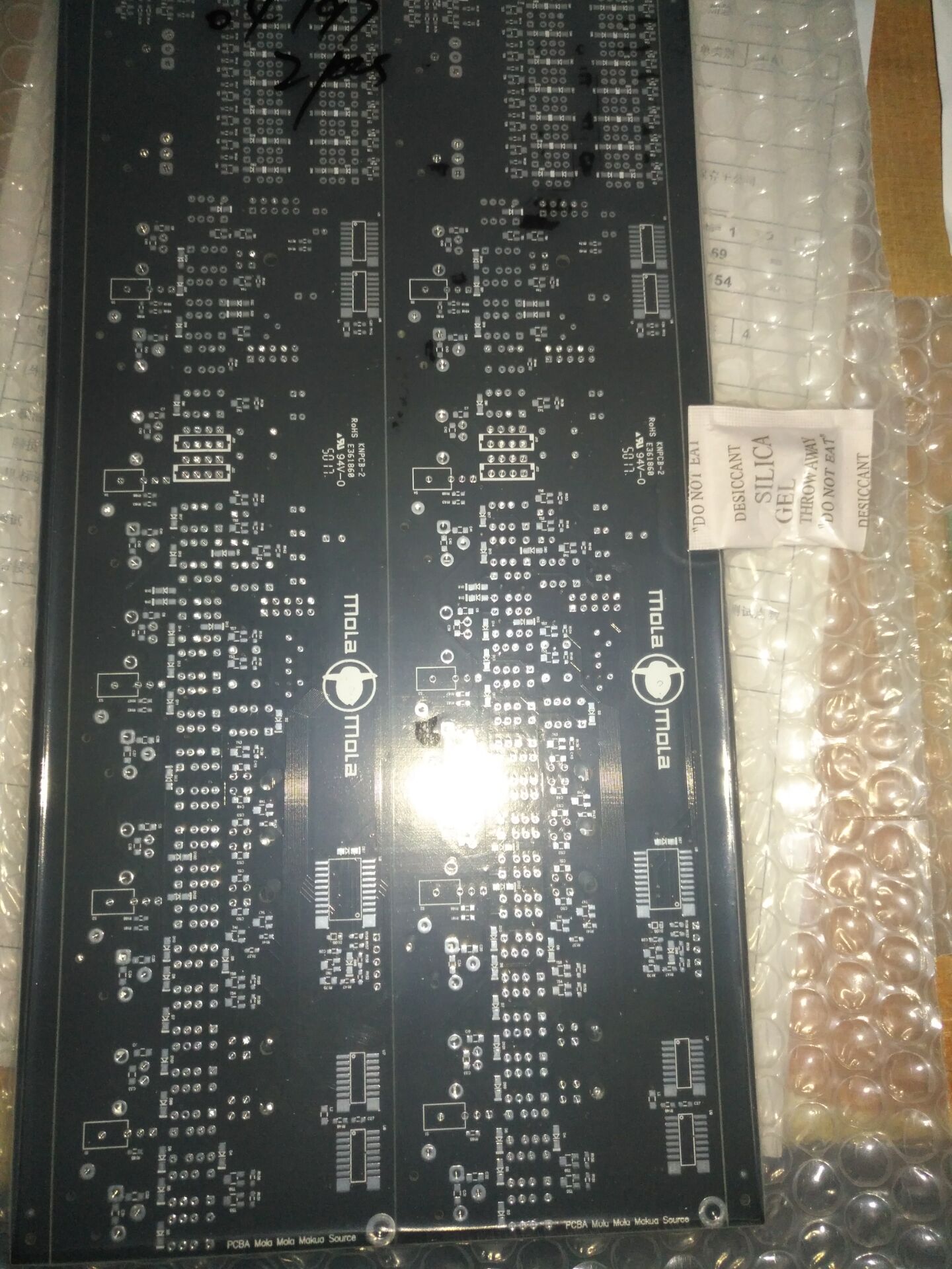 雖然是一個(gè)簡(jiǎn)單的雙面板，但是打樣出來(lái)的效果真的是沒(méi)話(huà)說(shuō)。就是正規(guī)大廠(chǎng)的出貨品質(zhì)，拿來(lái)生產(chǎn)也完全沒(méi)有問(wèn)題。FR-4的板子，350攝氏度焊30秒都不帶冒泡變色的，質(zhì)量非常滿(mǎn)意。 服務(wù)也很好