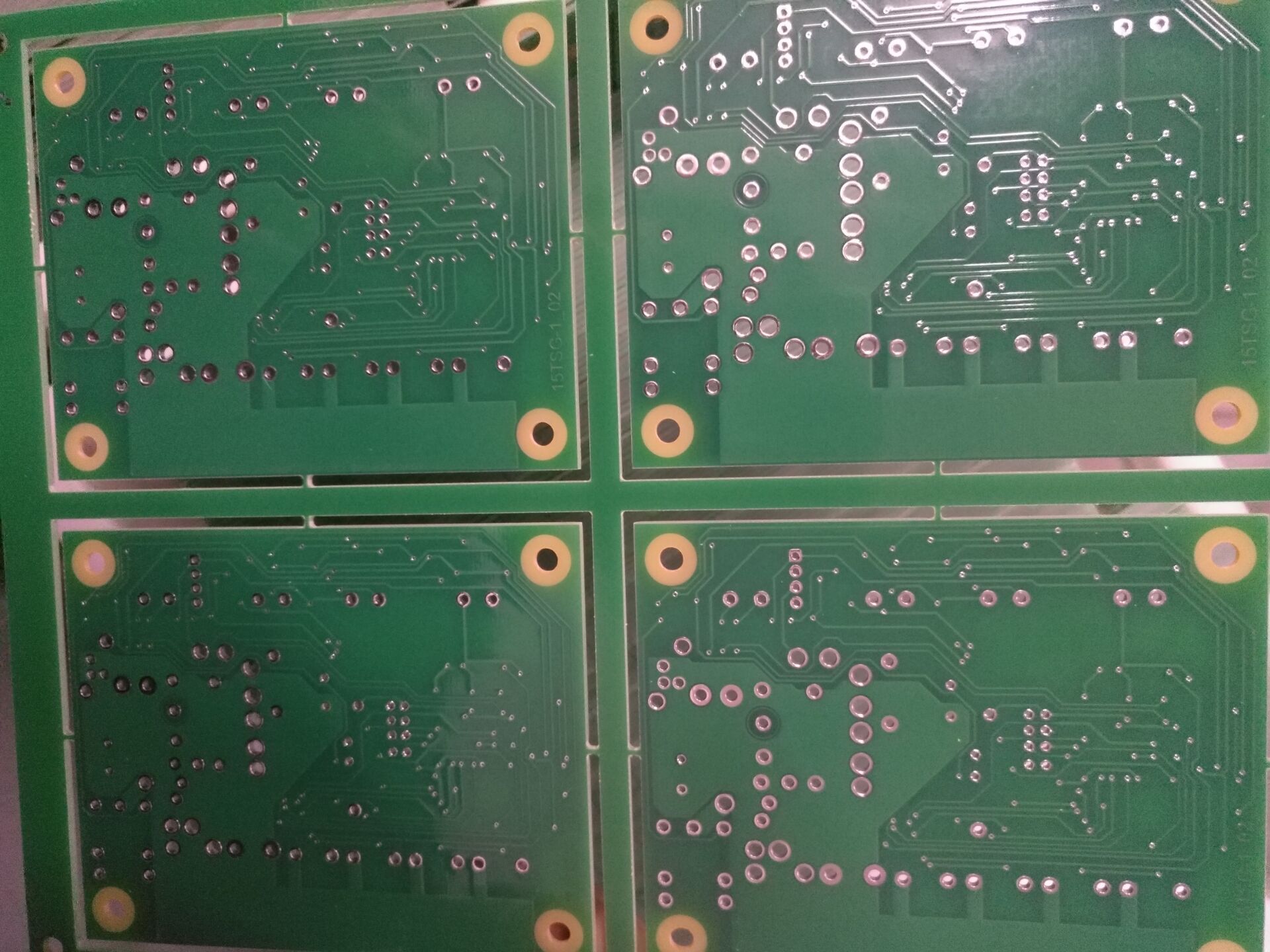 板子做工不錯(cuò)，打樣的時(shí)候領(lǐng)導(dǎo)老板很滿(mǎn)意，這次做了8層批量板，還是一如既往的好。感謝廠(chǎng)家！